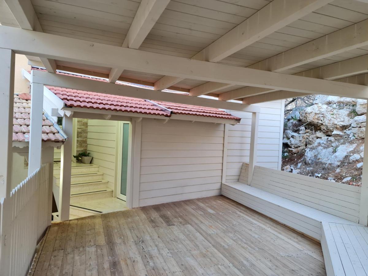 Vida Bhermon 2, One Small Wooden Cabin Majdal Shams Bagian luar foto